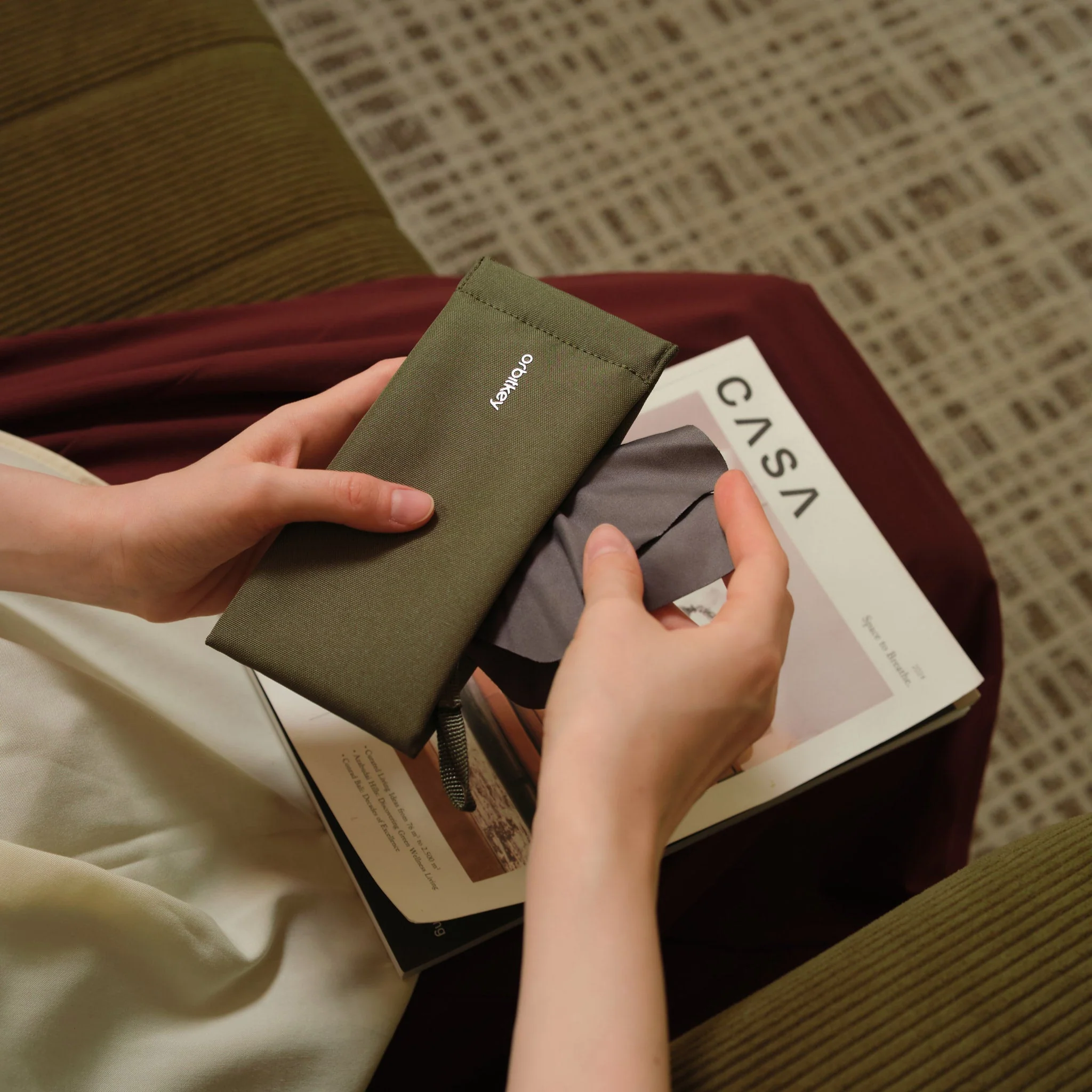 Clip-on Glasses Pouch - Image 5